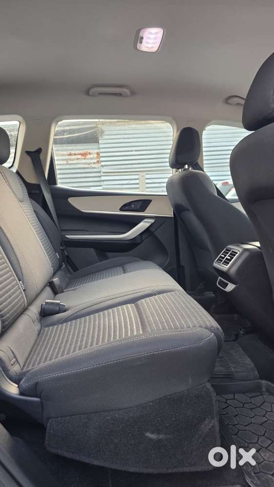 Mahindra Xuv700 Mx Petrol Mt 5 Str (e), 2022, Petrol