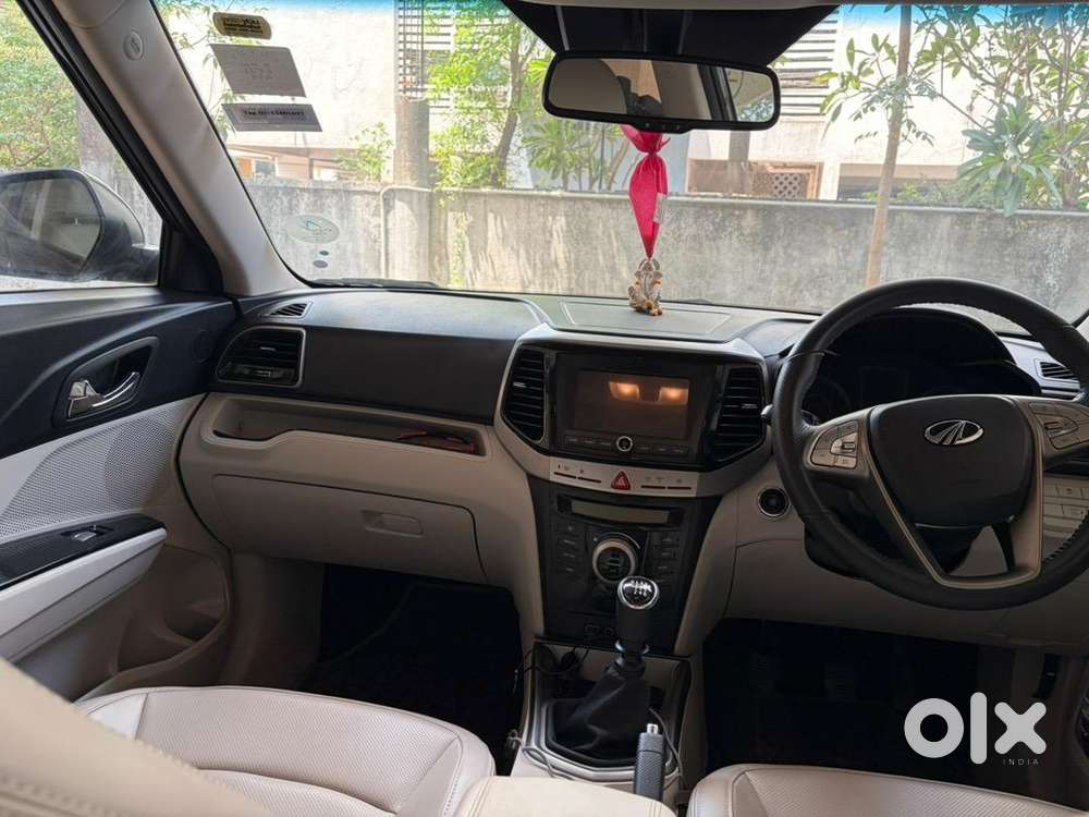 Xuv300 W8(o)  Diesel Manual - Sunroof  6- Airbags  Warrenty 2027