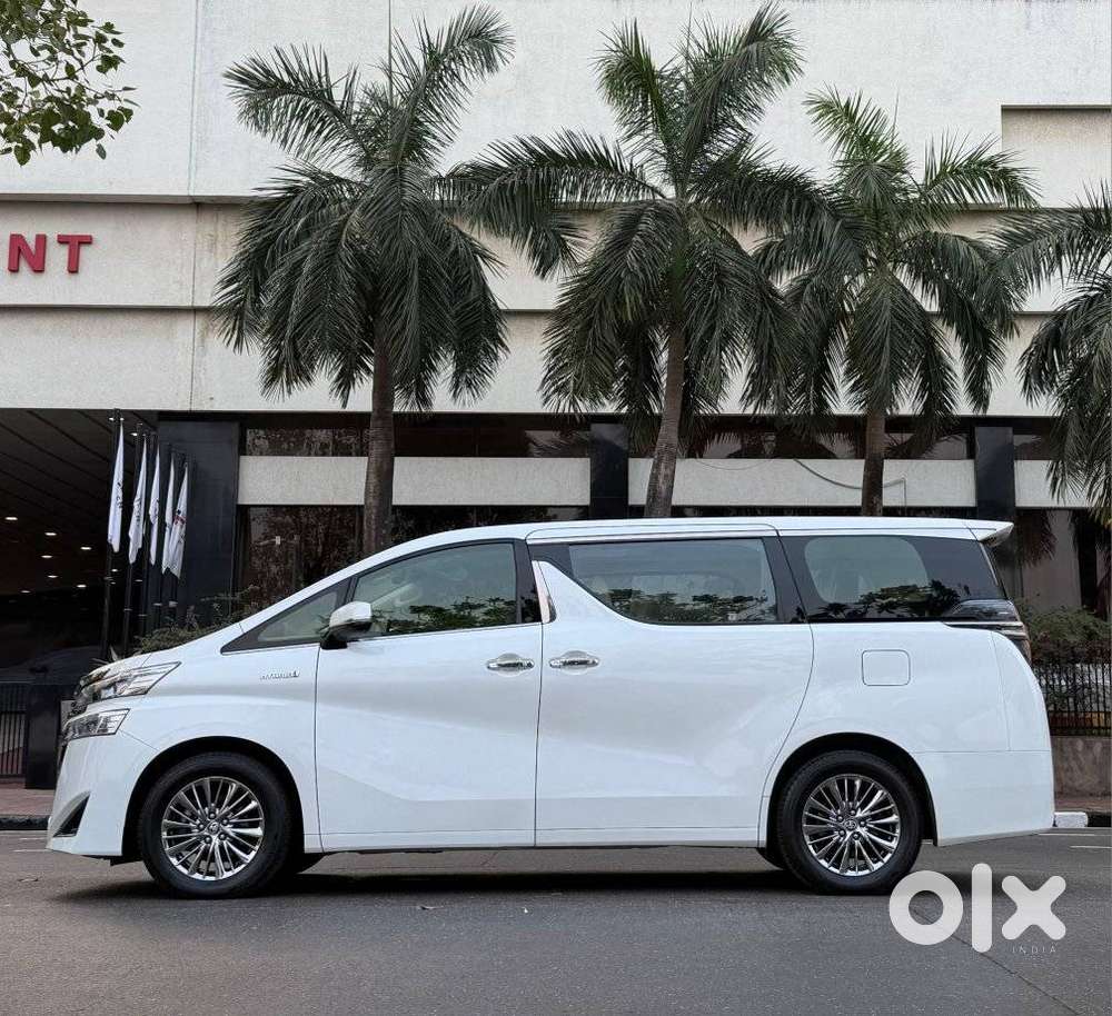 Toyota Vellfire 2.5 Executive Lounge, 2022, Cng & Hybrids