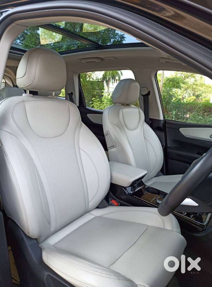 Mahindra Xuv700 2.2 Ax 7 Diesel At Luxury Pack Str Awd, 2026, Diesel