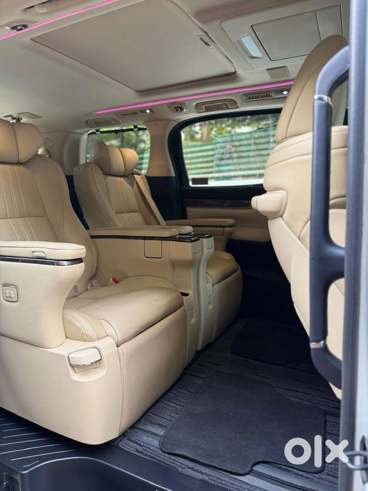 Toyota Vellfire 2.5 Executive Lounge, 2021, Petrol