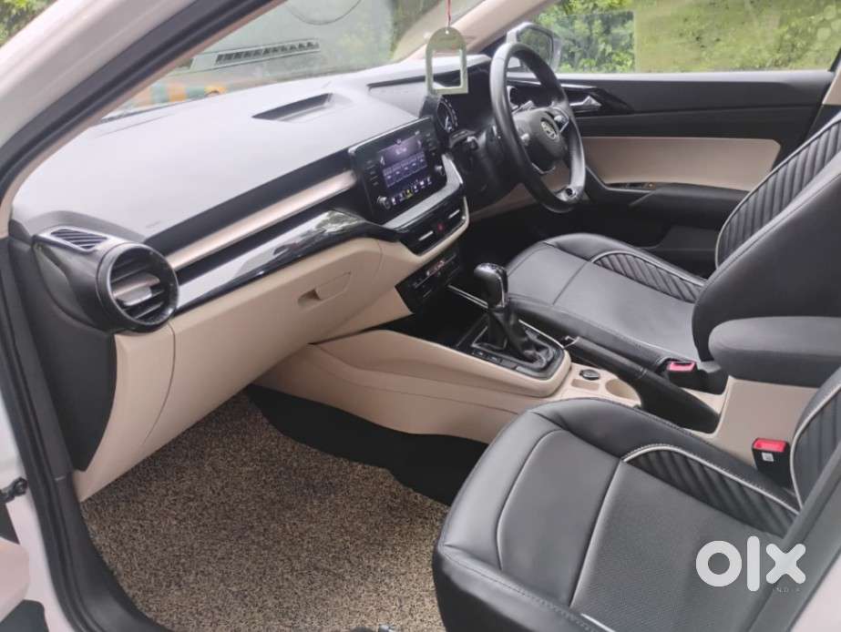Skoda Slavia Ambition 1.0l Tsi At, 2023, Petrol