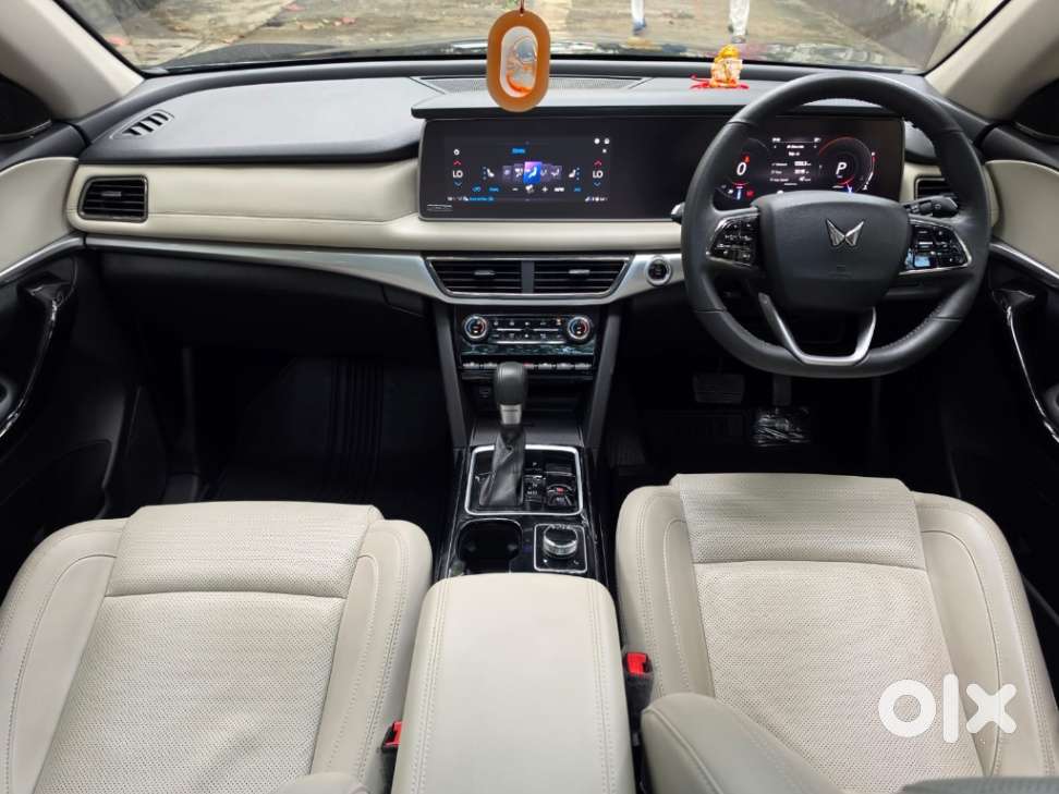 Mahindra Xuv700 2.2 Ax 7 Diesel At Luxury Pack Str Awd, 2025, Diesel
