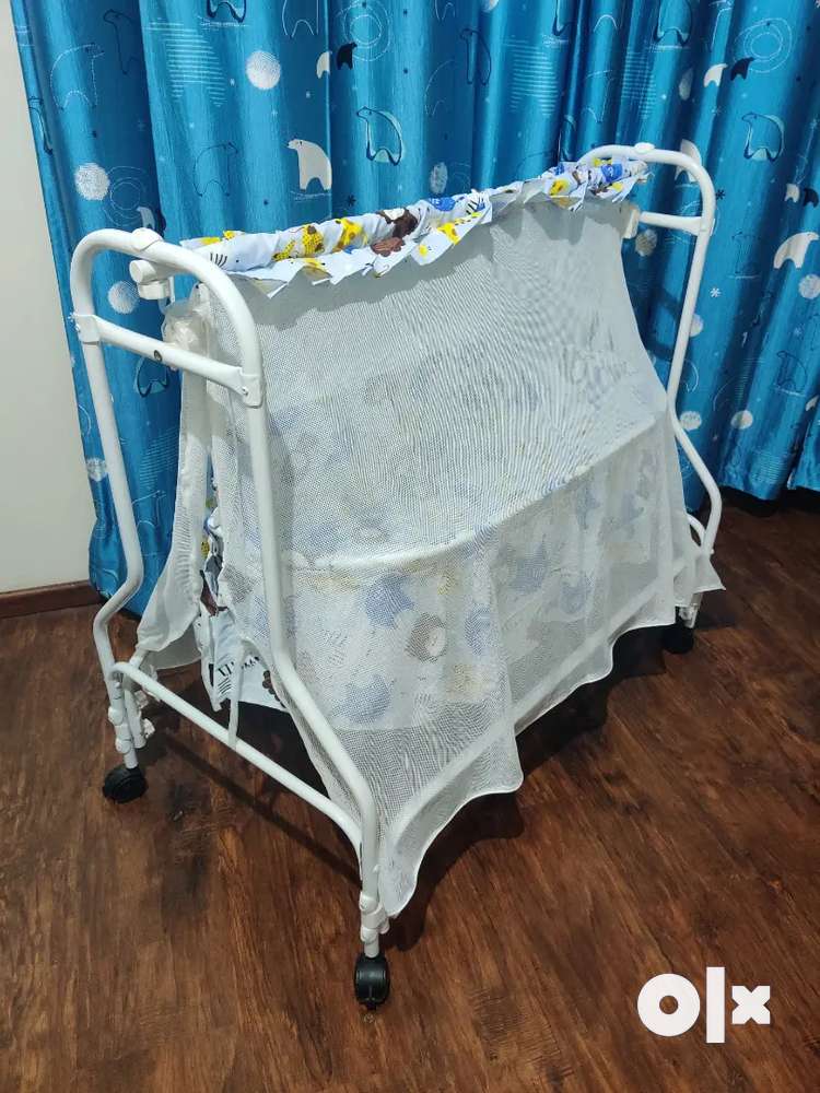 Babyhug cozy nest clearance cradle