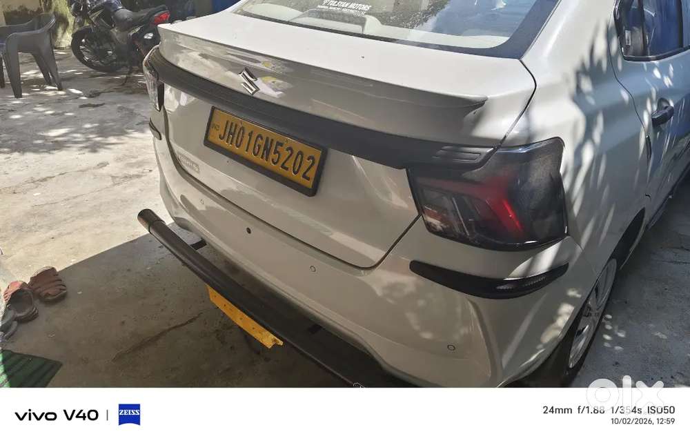 Minor Scratch Hai Left Side Door Ke Nicche Lga Hua Hai .