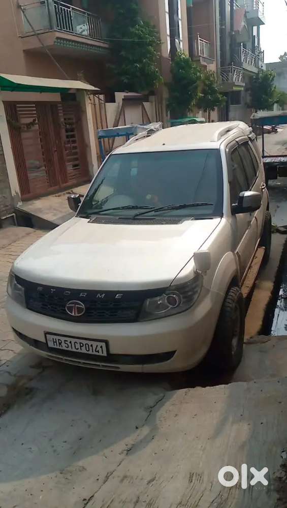 Tata Safari Storme 2015