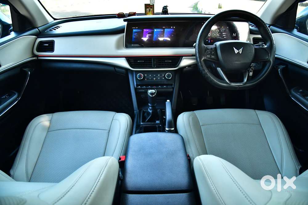 Mahindra Xuv700 Ax 5 Petrol Mt 7 Str (e), 2022, Petrol