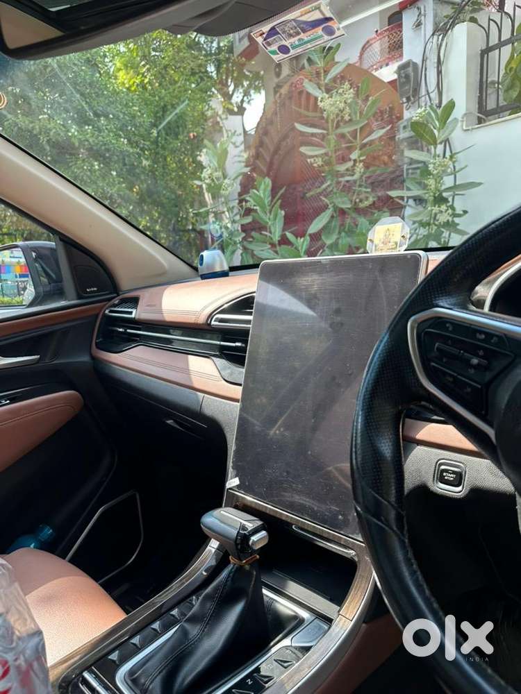 Mg Hector Plus 6 Seater Automatic