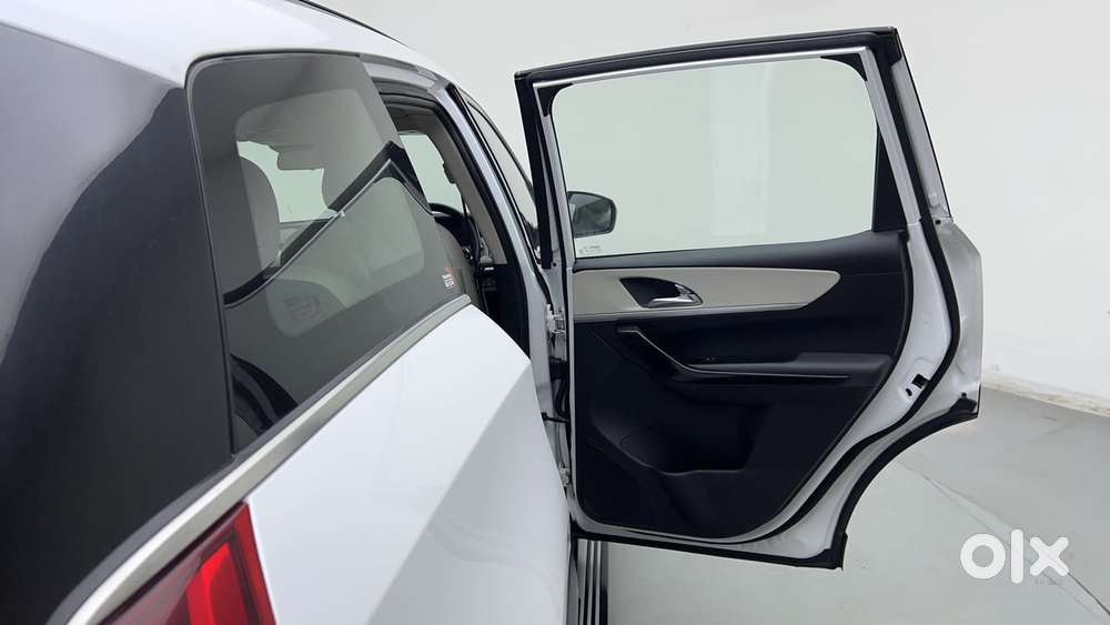 Mahindra Xuv700 2.0 Ax 7 Petrol At Str, 2024, Petrol