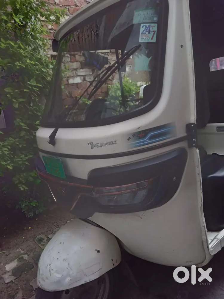 It is e auto rickshaw in a good condition and only 4 months old