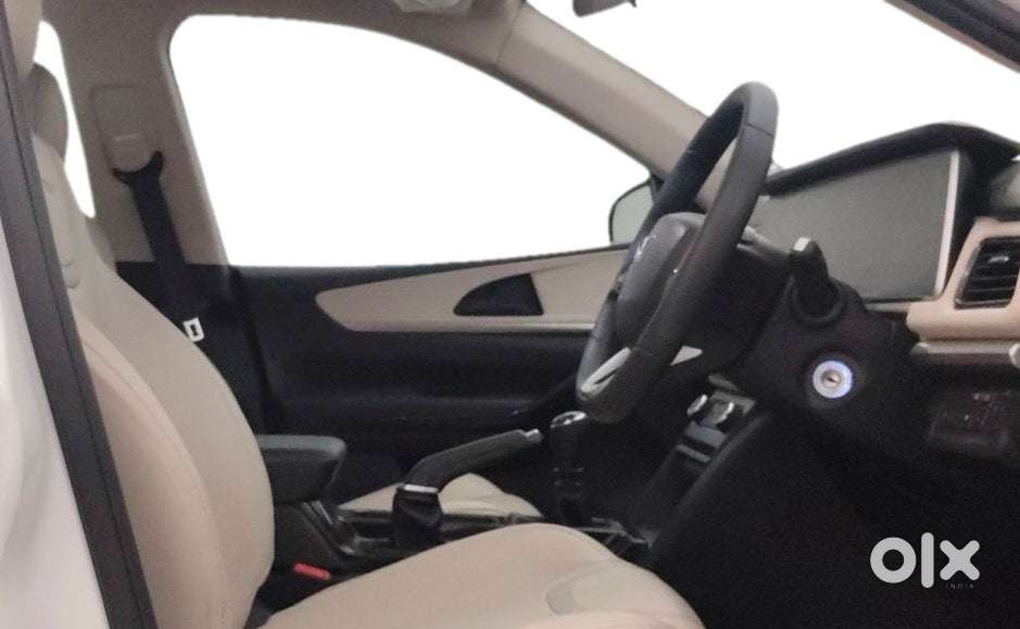 Mahindra Xuv700 2.0 Ax 5 Petrol Mt Str, 2023, Petrol