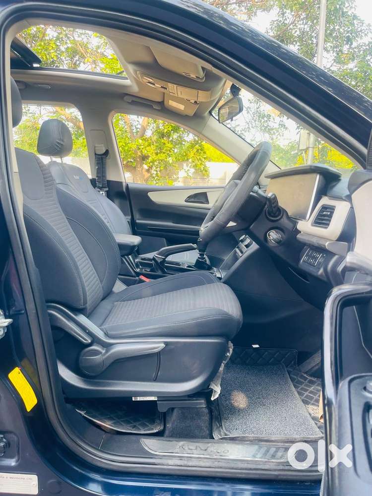Mahindra Xuv700 2.0 Ax 5 Petrol Mt Str, 2022, Petrol
