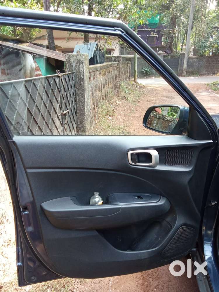 2022 Hyundai Venue Petrol, Km Driven 77000