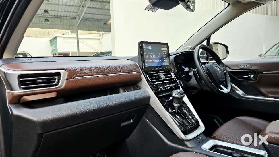 Toyota Innova Hycross 2.0 Zx Hybrid 7 Str, 2023, Petrol