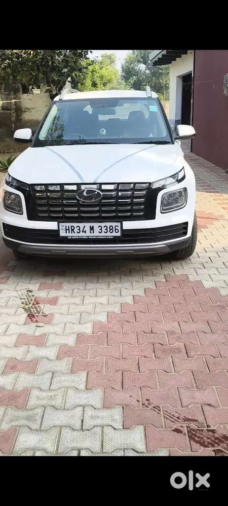 Hyundai Venue 2023 Petrol 9000 Km Driven