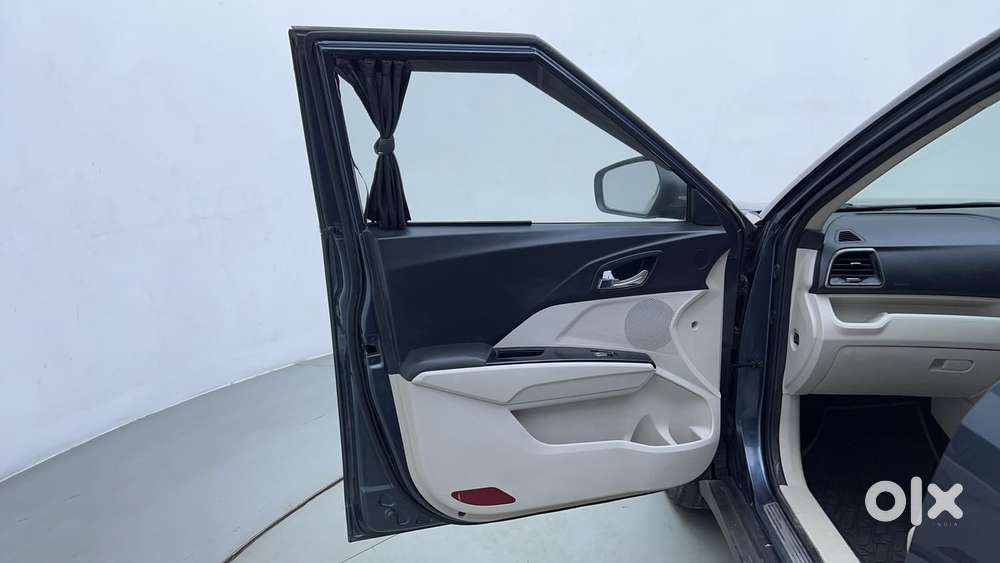 Mahindra Xuv300 1.2 W8 (o) Amt Petrol, 2021, Petrol