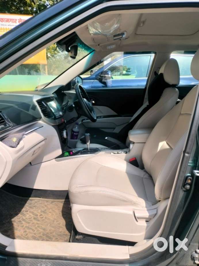 Mahindra Xuv300 1.2 W8 (o) Amt Petrol, 2022, Petrol