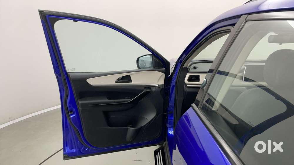 Mahindra Xuv700 2.0 Ax 5 Petrol Mt 7 Str, 2021, Petrol