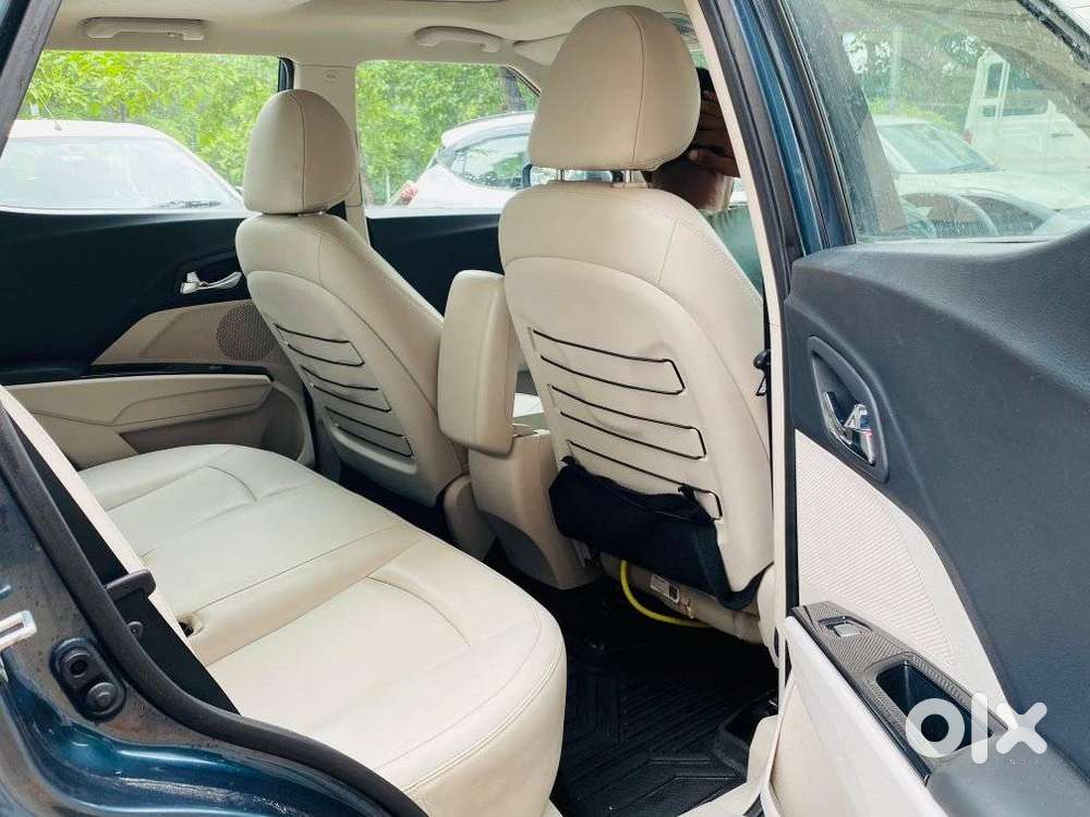 Mahindra Xuv300 1.2 W8 (o) Amt Petrol, 2021, Petrol
