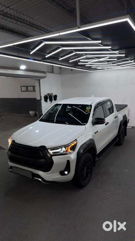 Toyota Hilux 4x4 Automatic Pearl White