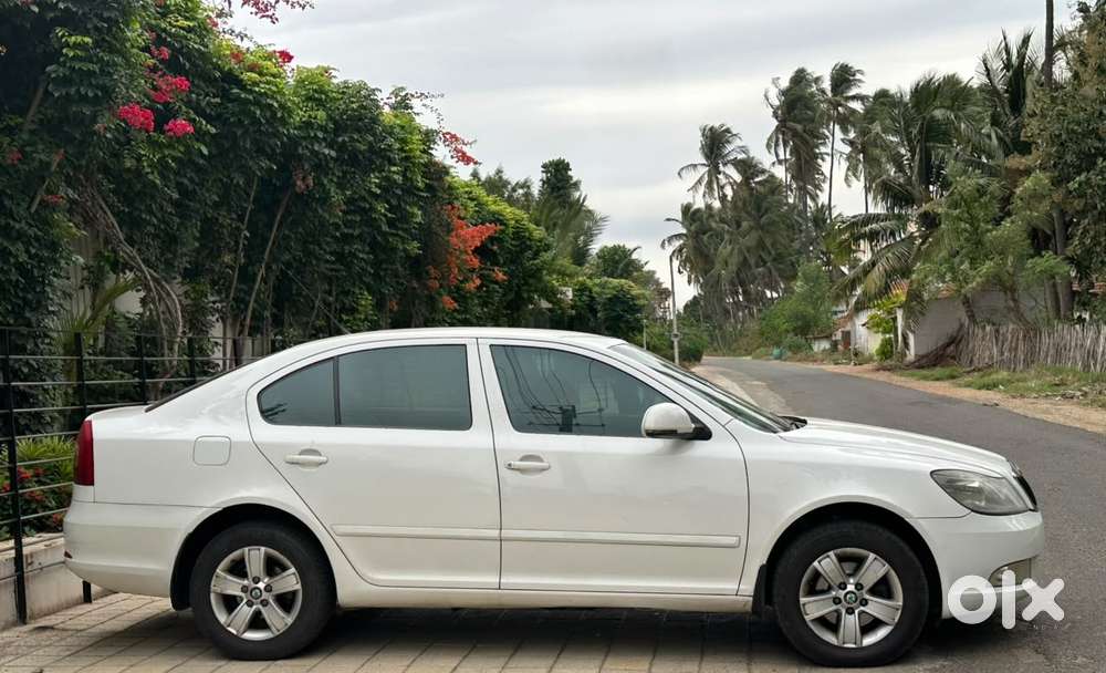 Skoda Laura Ambiente 2.0 Tdi Cr Manual, 2011, Diesel