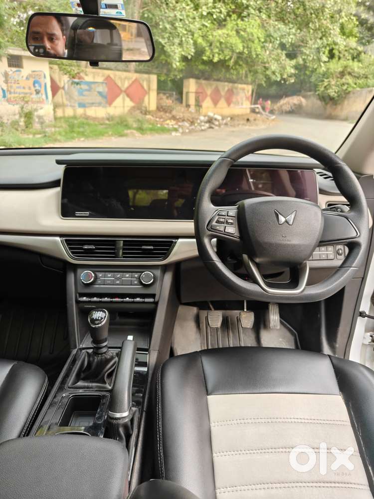 Mahindra Xuv700 2.0 Ax 5 Petrol Mt Str, 2023, Petrol