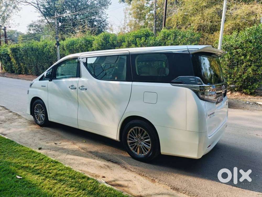 Toyota Vellfire 2.5 Executive Lounge, 2023, Petrol