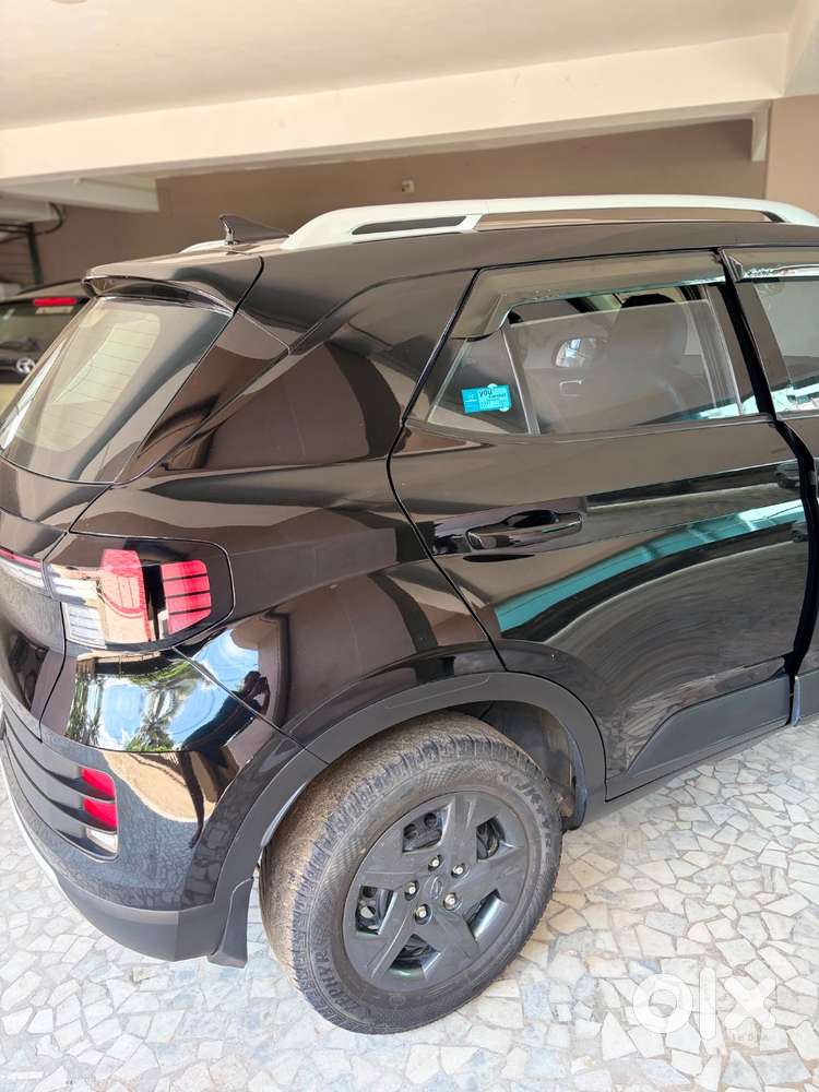 Hyundai Venue 2024 Petrol Well Maintained