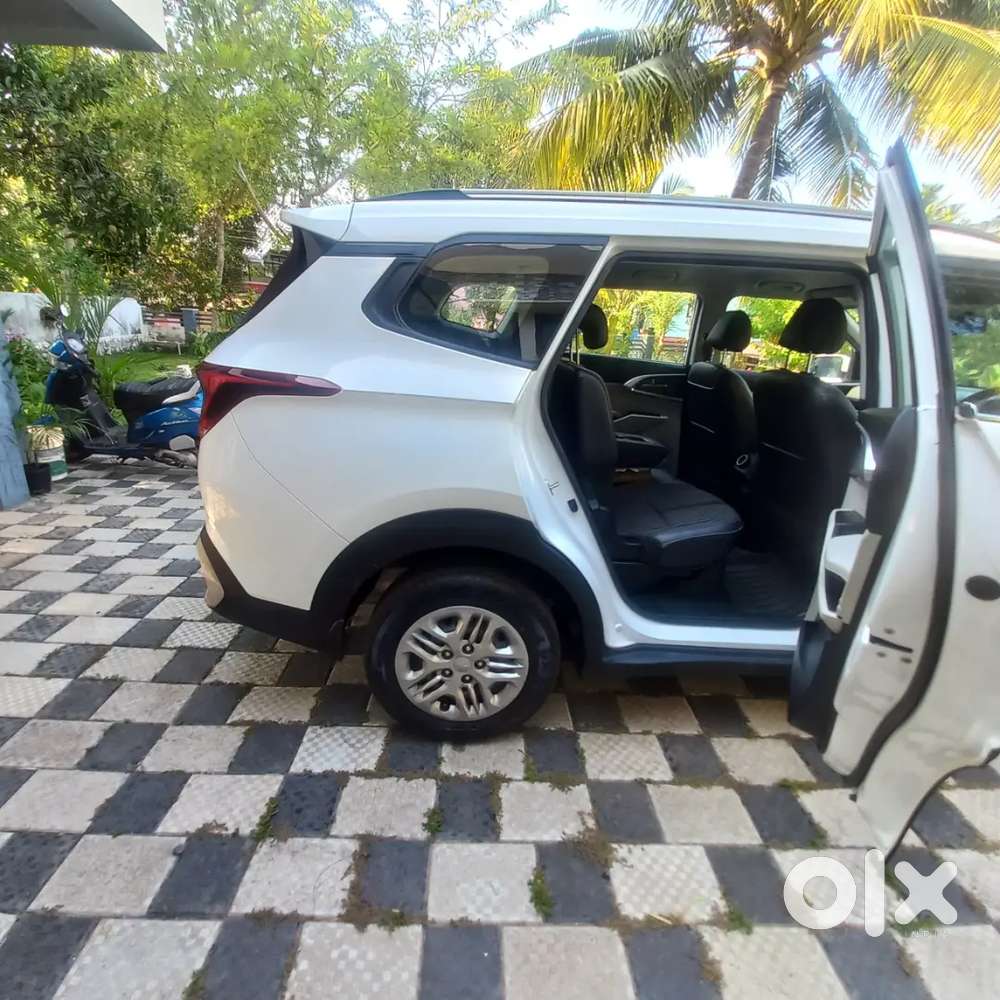 Kia Carens 2022 Petrol 15400 Km Driven Showroom Condition