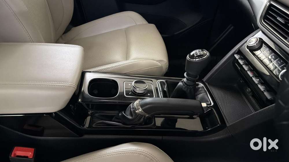 Mahindra Xuv700 2.0 Ax 7 Petrol Mt Str, 2025, Petrol