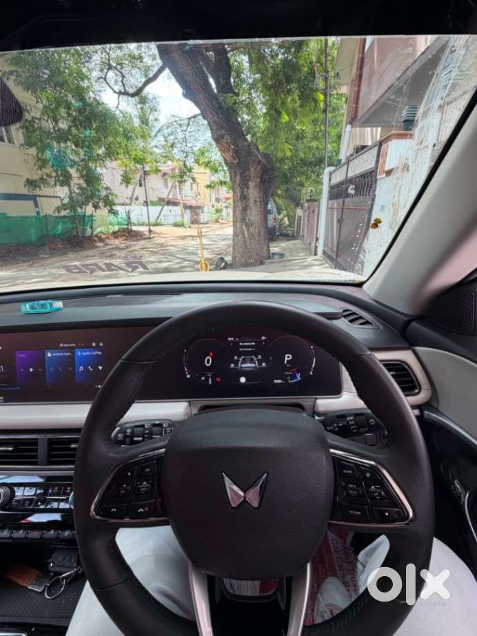 Mahindra Xuv700 2.0 Ax 7 Petrol At Str, 2025, Petrol