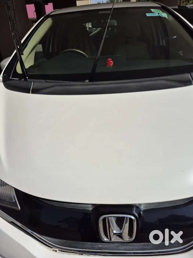 Well Maintained Honda Jazz For Sale, Manual. White Color.