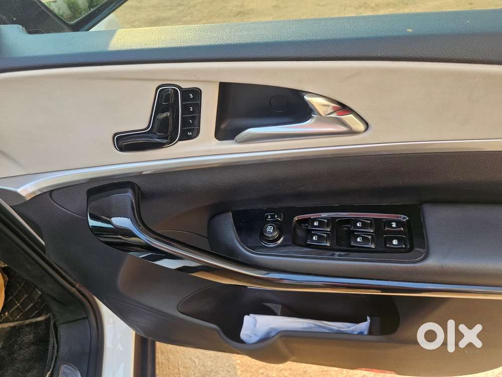 Mahindra Xuv700 2.2 Ax 7 Diesel Mt Luxury Pack Str, 2022, Diesel