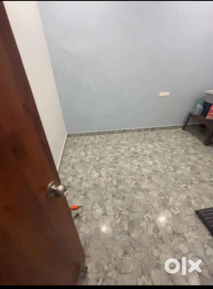 Independent single room available no restriction couple friendly
