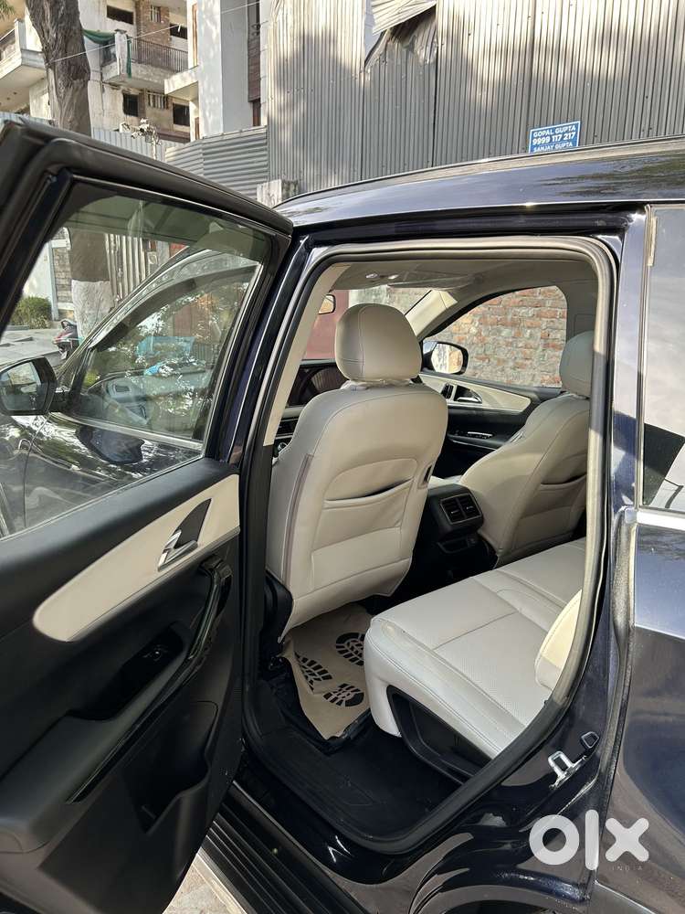 Mahindra Xuv700 2.0 Ax 7 Petrol At Str, 2024, Petrol