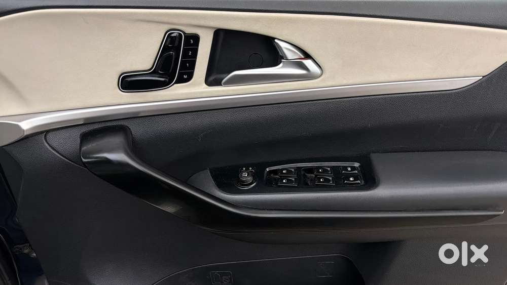 Mahindra Xuv700 2.0 Ax 7 Petrol At Str, 2022, Petrol