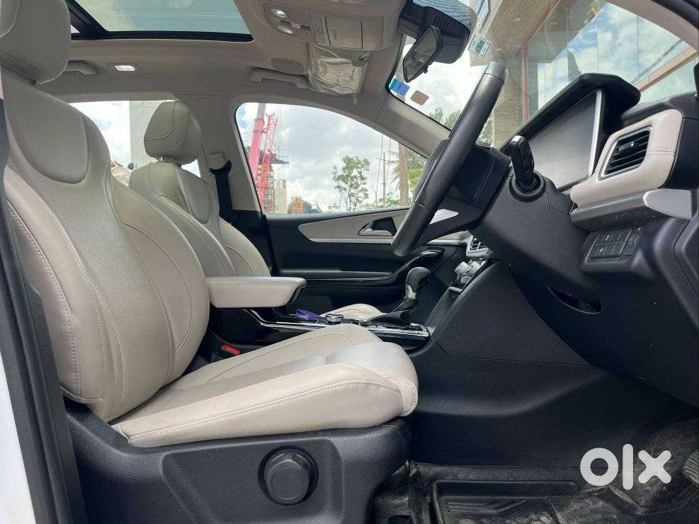 Mahindra XUV700 AX7 Luxury Pack AWD, 2022, Petrol