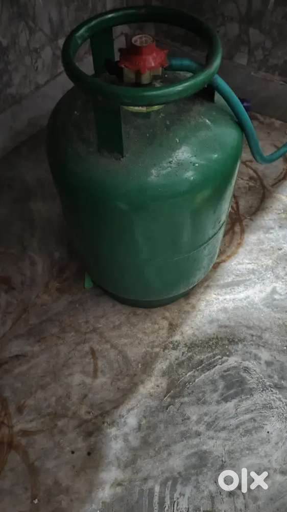 Gas stove and gas cylinder with pipe and regulator
