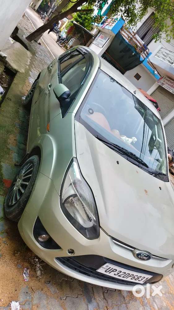 Ford Figo Titanium Petrol 2011