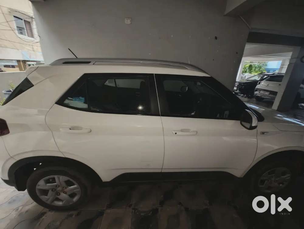 Hyundai Venue 2022 Petrol 35000 Km Driven