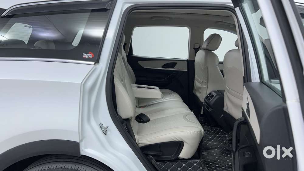 Mahindra Xuv700 2.0 Ax 5 Petrol Mt 7 Str, 2022, Petrol