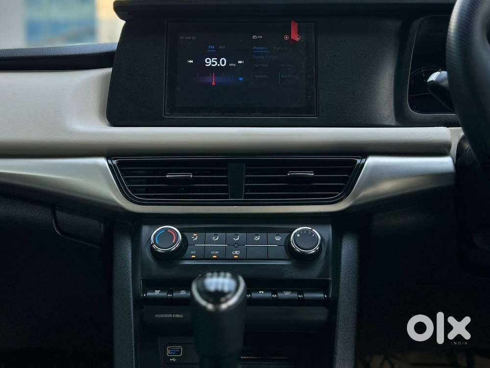 Mahindra Xuv700 Mx Petrol Mt 5 Str (e), 2024, Petrol