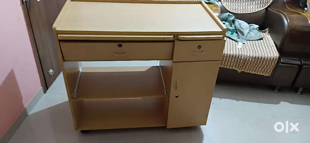 Computer table