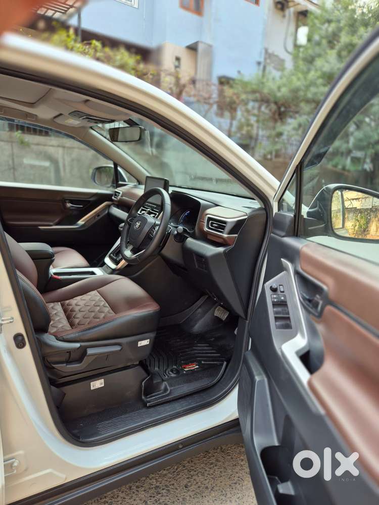 Toyota Innova Hycross 2.0 Vx (o) Hybrid 8 Str, 2025, Petrol