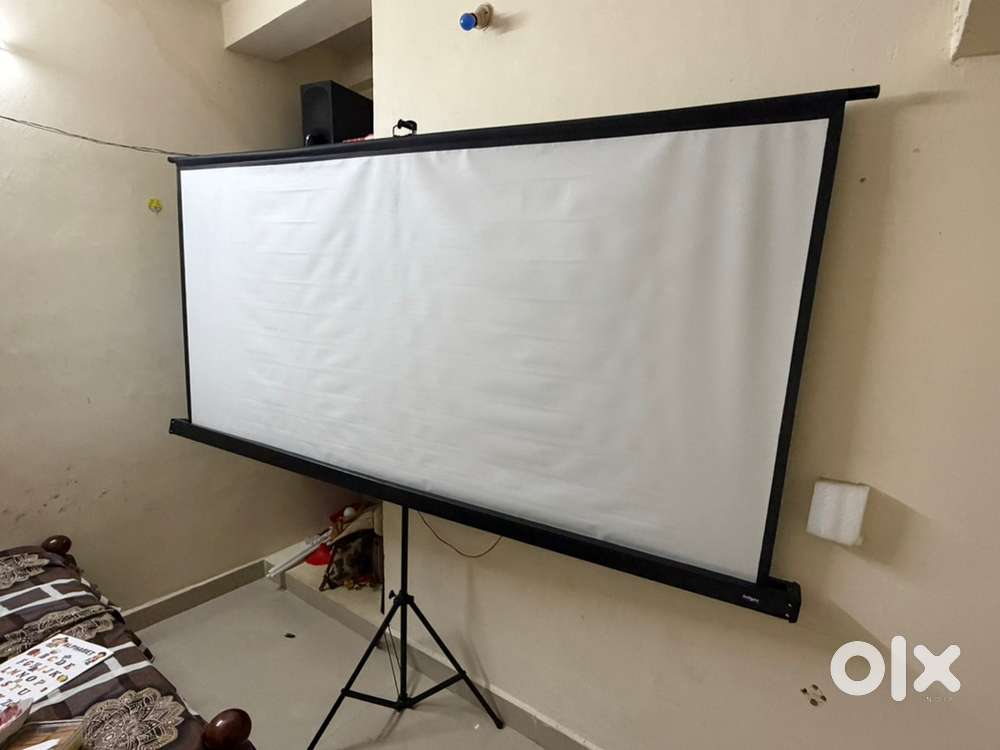 100&rdquo; projector screen with tripod