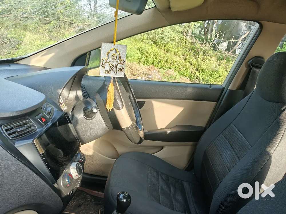 गाड़ी में कोई कमी नहीं है 
आराम से गाड़ी देख के लेवो