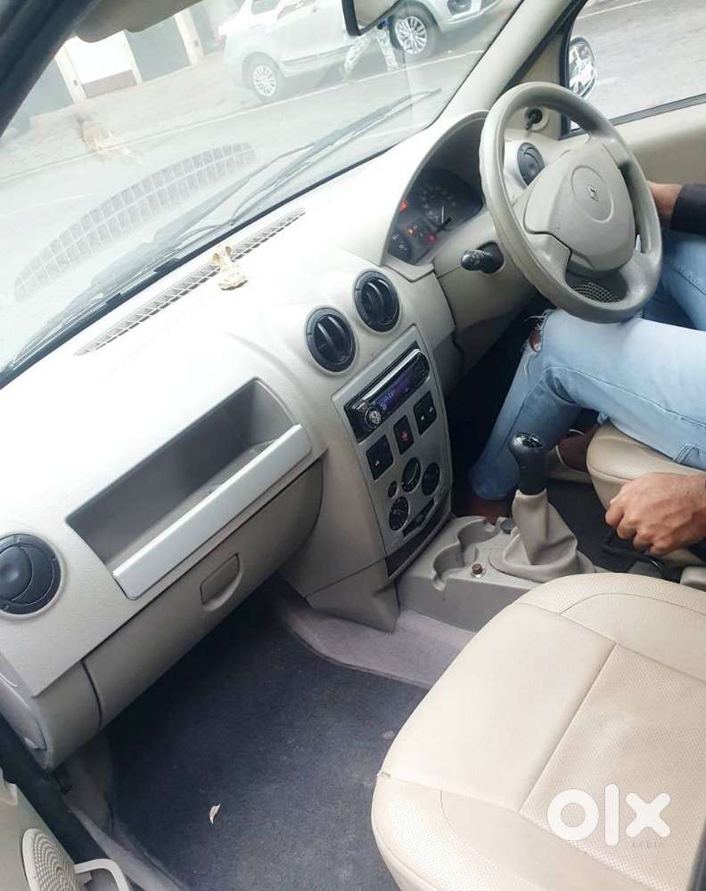 Mahindra Renault Logan Edge 1.4 Glx, 2009, Petrol