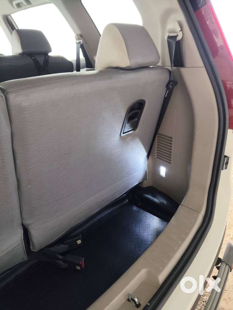 Mahindra Marazzo M6 2019 (pearl White)