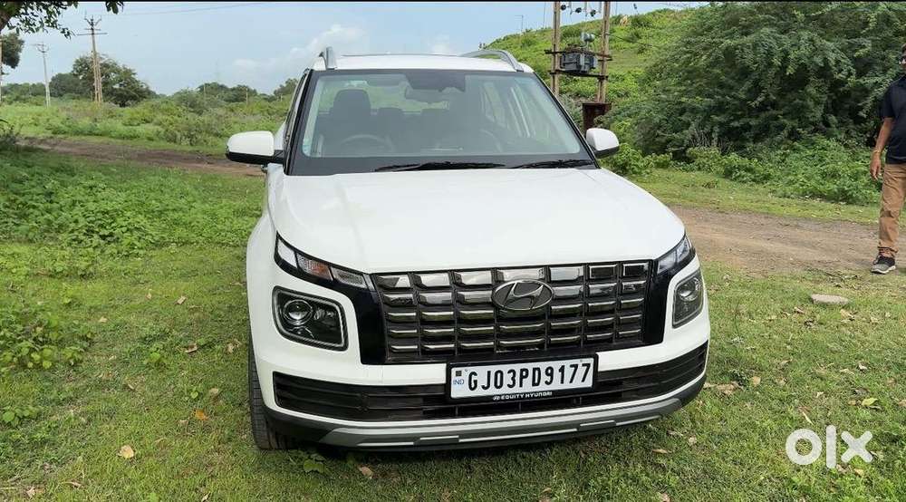 Hyundai Venue 2025 Petrol 4200 Km Driven
