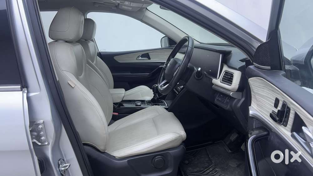 Mahindra Xuv700 2.0 Ax 7 Petrol Mt Str, 2021, Petrol
